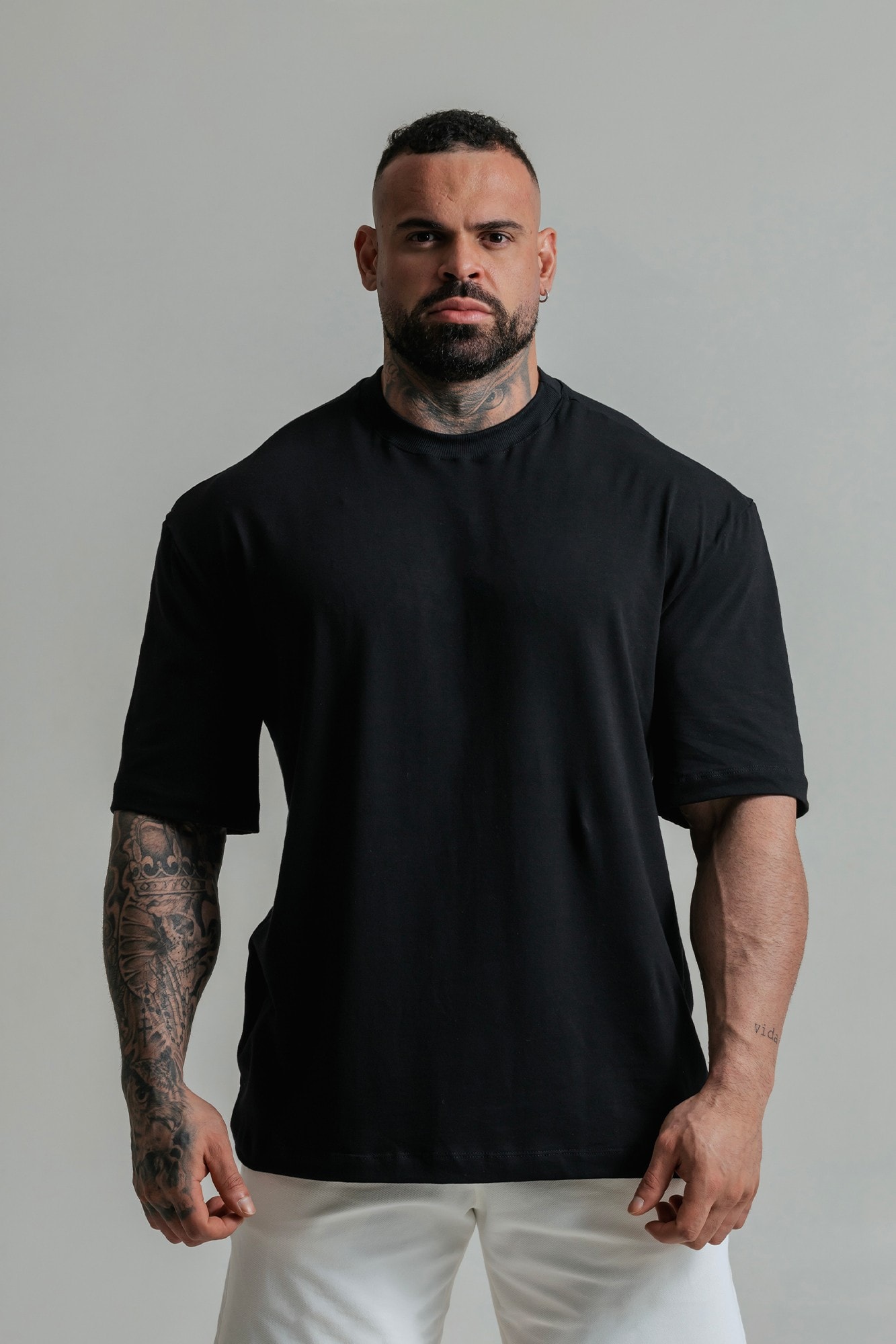 Camiseta Oversized Mister Preta – foto 2 de 4